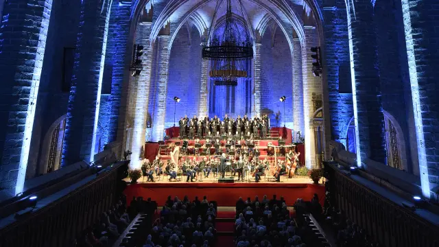 Orchestre vu de face dans l’abbaye de La Chaise-Dieu avec éclairage bleu lors du festival de musique classique