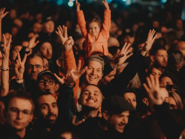 Foule enthousiaste devant la scène du World Festival Ambert pendant un concert.