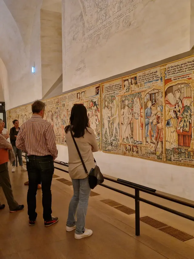 Groupe de visiteurs admirant des Tapisseries à l’abbaye de La Chaise-Dieu patrimoine du Livradois-Forez