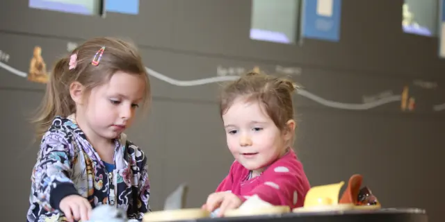 Deux petites filles admirent des vestiges de céramique au Musée de la Céramique de Lezoux