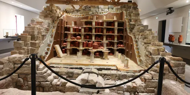 Ancien four de cuisson de céramique romaine exposé au musée de la céramique de Lezoux.