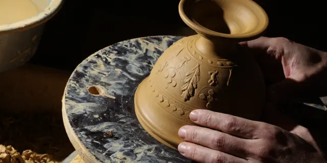 Tour de potier avec Arnau Trullen réalisant les finitions d’une coupe en argile.