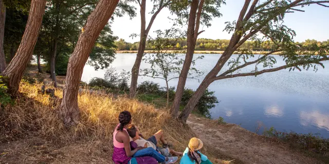 Famille en balade à Iloa à Thiers en fin de journée dans un cadre naturel du Livradois-Forez.