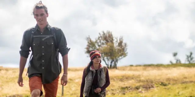 Un couple marche sur un sentier de randonnée dans les Hautes Chaumes du Forez.