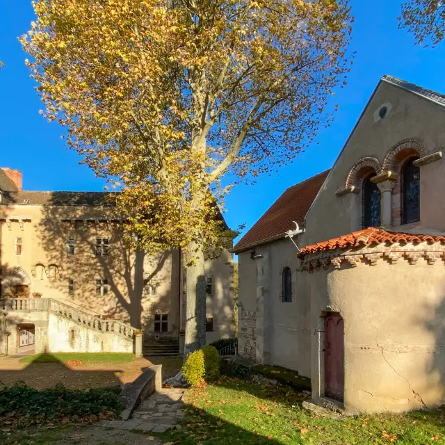 (2) Chapelle du Château d’Aulteribe et bâtiments historiques entourés d’arbres dans les jardins à Sermentizon.
