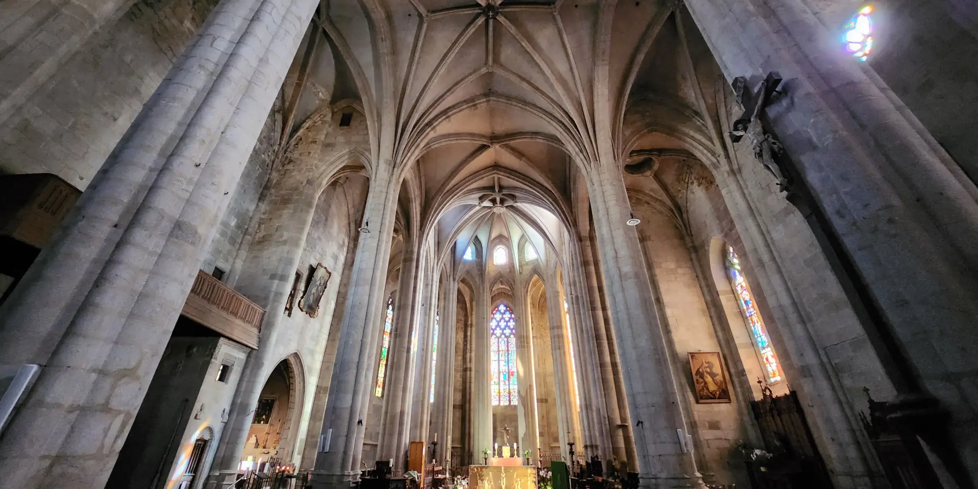 Vue intérieure de la voûte de l'église Saint-Jean à Ambert en Auvergne.