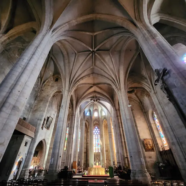 Vue intérieure de la voûte de l'église Saint-Jean à Ambert en Auvergne.