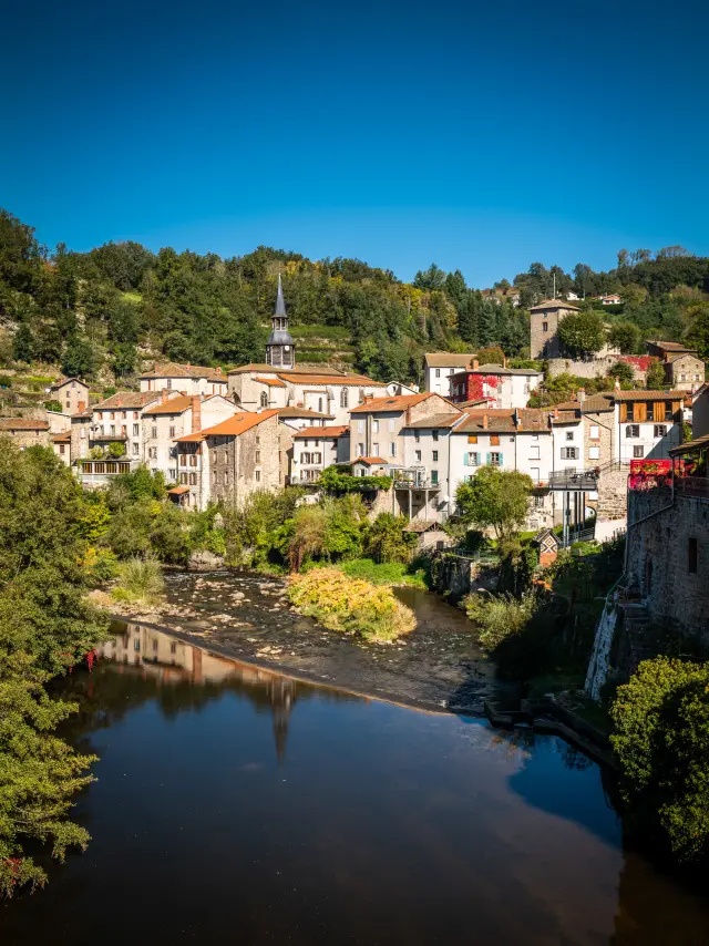 Vue du bourg d’Olliergues et de la rivière La Dore serpentant à ses côtés, panorama au cœur de l’Auvergne.
