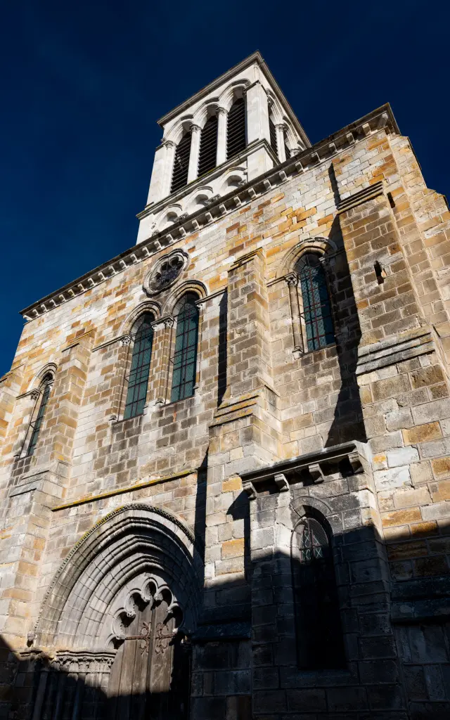Église Saint-Cerneuf de Billom avec architecture historique en pierre