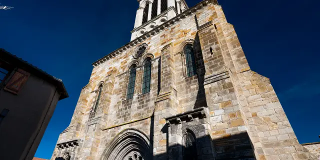 Église Saint-Cerneuf de Billom avec architecture historique en pierre