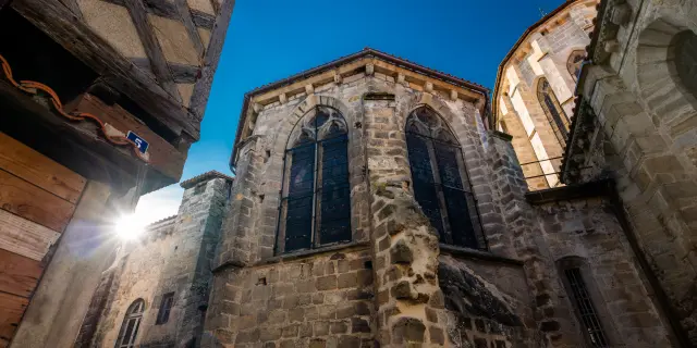 Église Saint-Cerneuf de Billom avec architecture historique en pierre