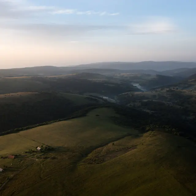 Panorama vu du ciel sur les Hautes Chaumes du Forez et les forêts environnantes en fin de journée.
