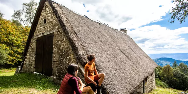 Couple devant une jasserie, admirant le paysage environnant.