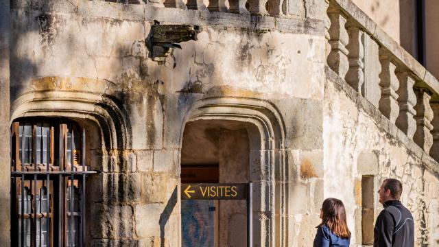 Couple devant l’entrée principale du Château d’Aulteribe, situé dans un cadre naturel remarquable en Auvergne.