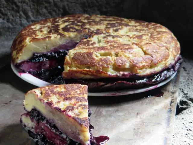 Pachade forézienne servie en dessert, galette épaisse dorée traditionnelle
