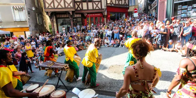 Fanfare déambulant dans les rues de Thiers pendant le Festival La Pamparina en Auvergne.