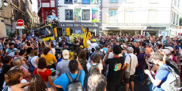 Spelim Street Show en concert de rue entouré par le public lors du Festival La Pamparina à Thiers en Auvergne.