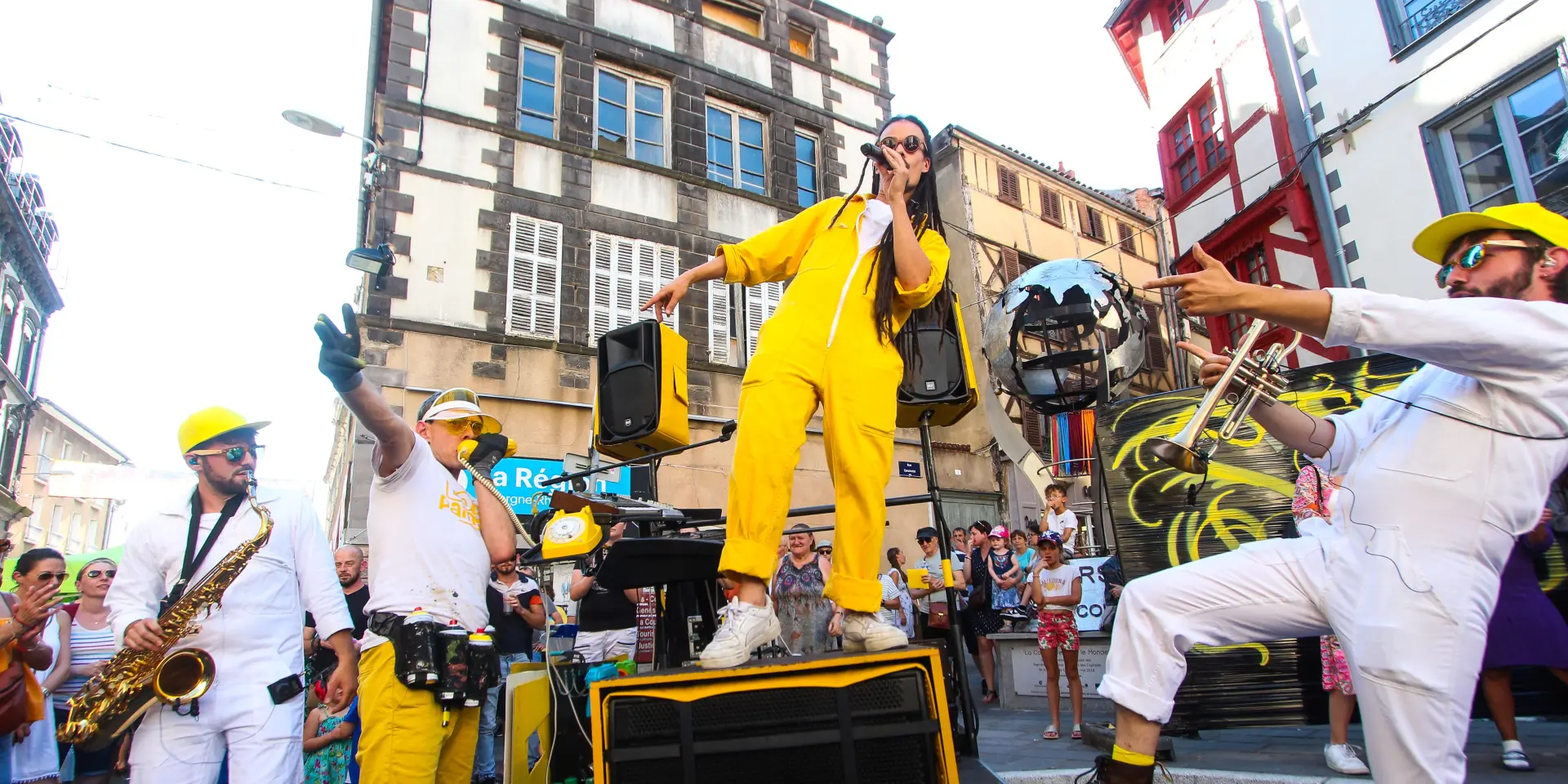 Spelim Street Show en concert de rue entouré par le public lors du Festival La Pamparina à Thiers en Auvergne.