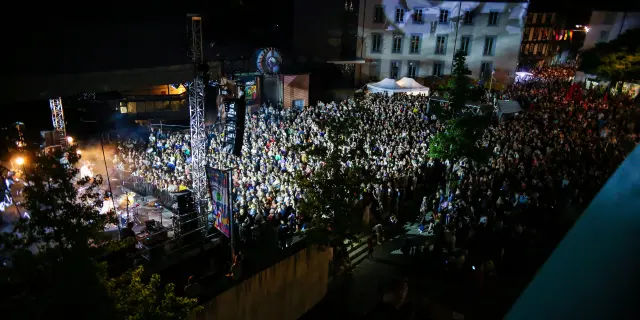 Foule de nuit devant la grande scène lors du concert de Charlie Winston au Festival La Pamparina à Thiers en Auvergne.