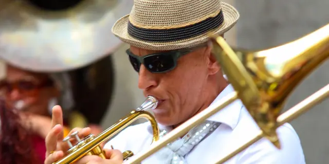 Musicien sur scène pendant le festival de musique La Pamparina à Thiers en Auvergne.