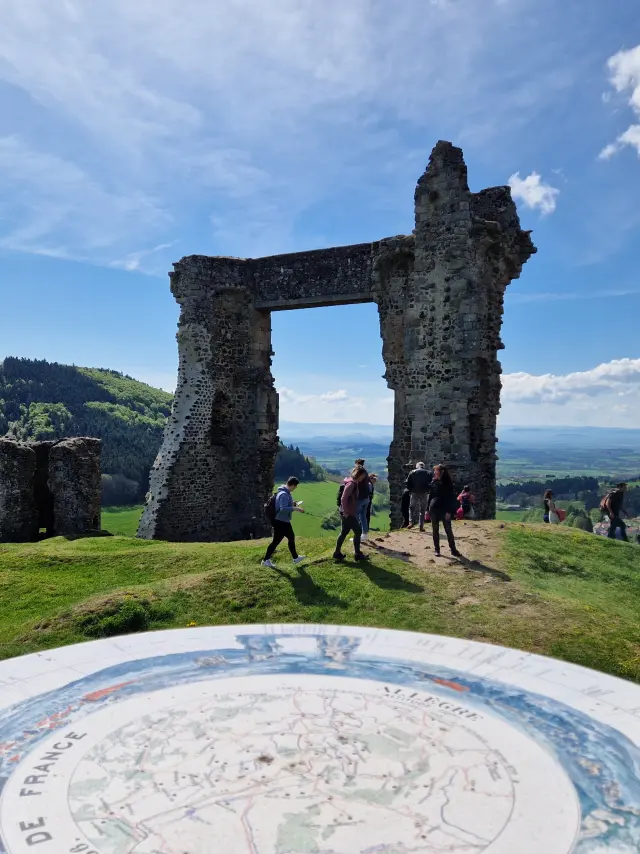 (2) La potence d’Allègre, monument patrimonial au cœur d’un village d’Auvergne.