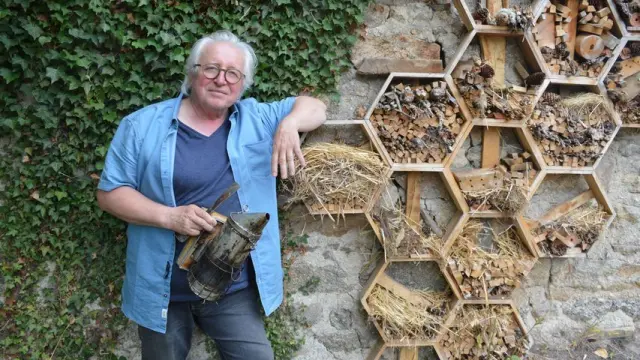 Alain Benoit à la Cité de l’Abeille lors d’une découverte apicole
