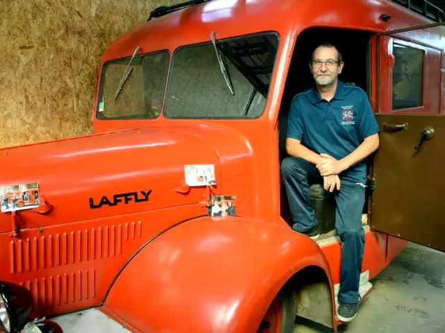 Didier Lambert dans un camion de pompiers Laffly de 1947 au Centre historique du monde sapeur pompier à Thiers