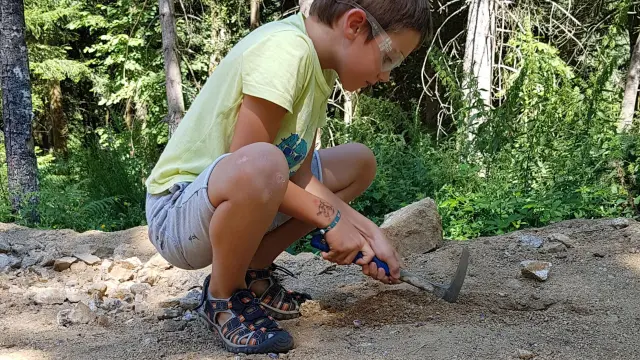 Un enfant cherche des pierres d’améthyste lors d’une activité à la Maison de l’Améthyste.