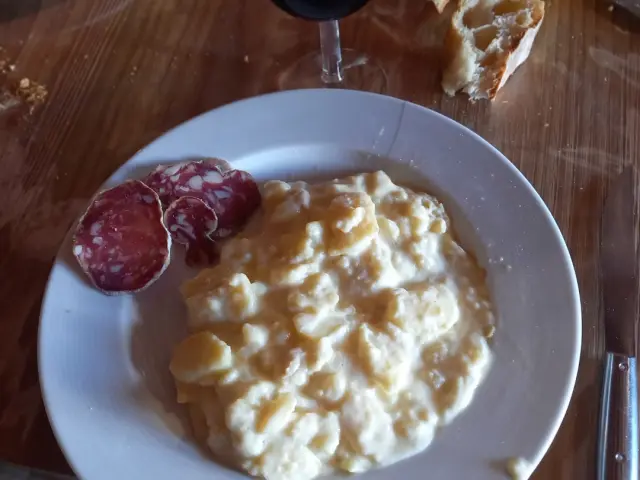 Plat traditionnel de la Patia du Forez servi dans une assiette