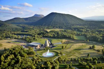 Vue aérienne du parc Vulcania au cœur des volcans d’Auvergne