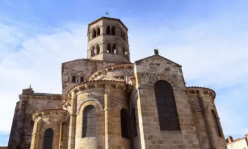 Abbatiale d’Issoire avec architecture romane et lumière naturelle en Auvergne