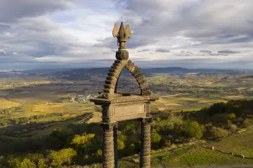 Sommet du monument commémoratif de Vercingétorix sur le Plateau de Gergovie avec vue sur les paysages auvergnats