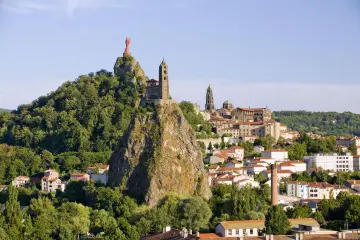 Le Puy-en-Velay avec éperon rocheux et statue de Saint-Jacques dominant la ville historique