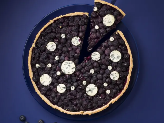 Tarte aux myrtilles et à la fourme vue du dessus, deux spécialités du Livradois-Forez.