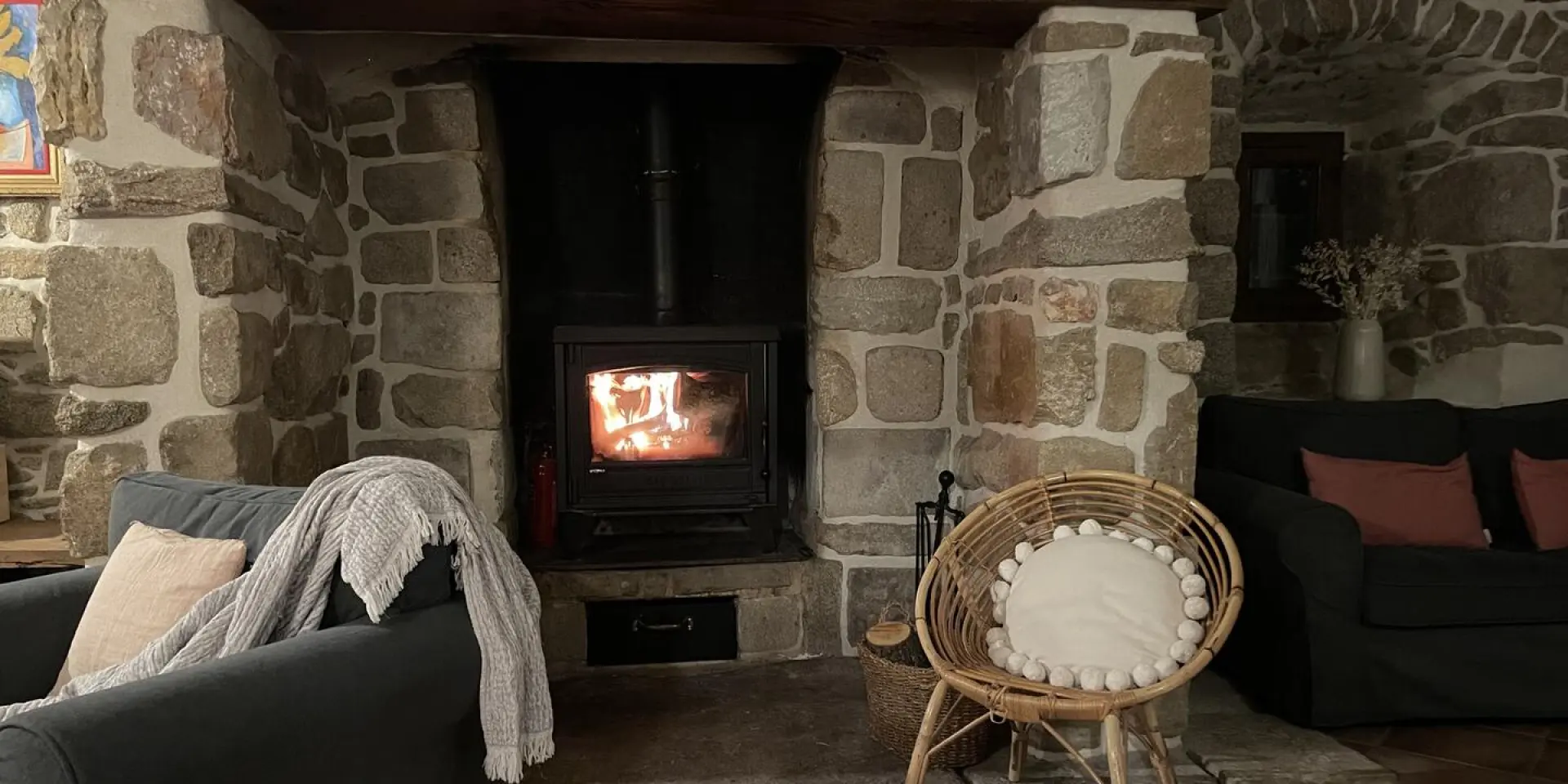 Cheminée en pierre dans l'intérieur de l'Ancien Relais de La Poste.