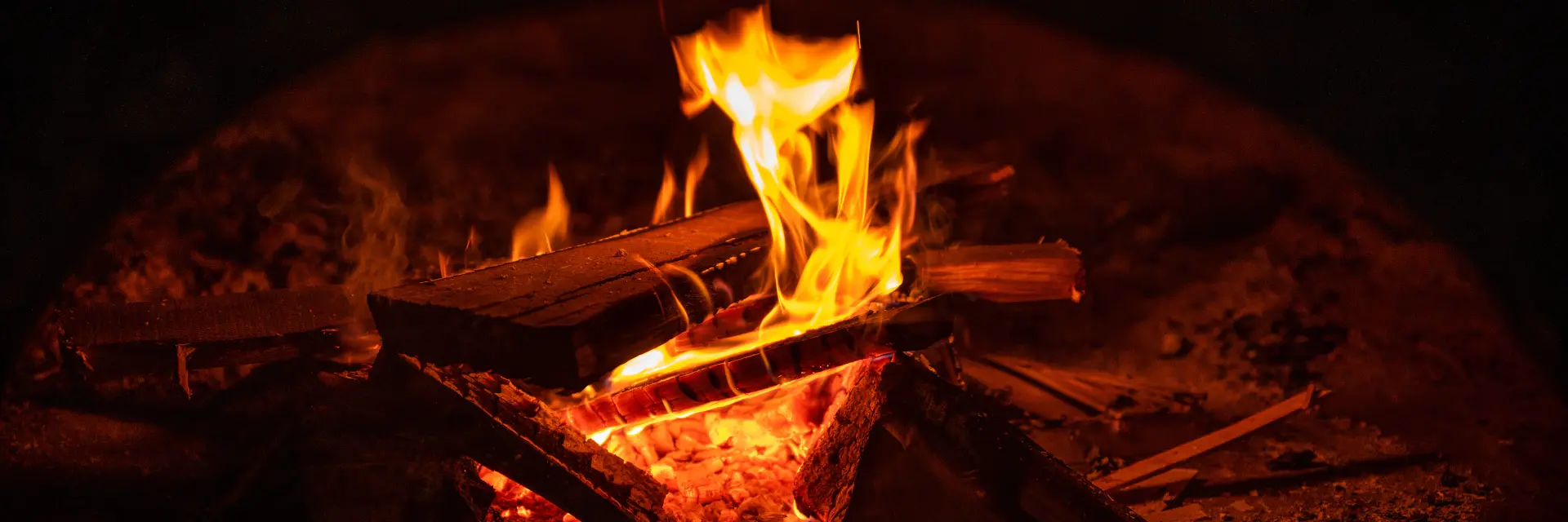Flammes dans le four à pizza du Gîte de la Neira, hébergement à Ravel