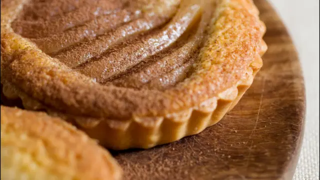 Détail d’une tartelette à la poire décorative et raffinée en Auvergne