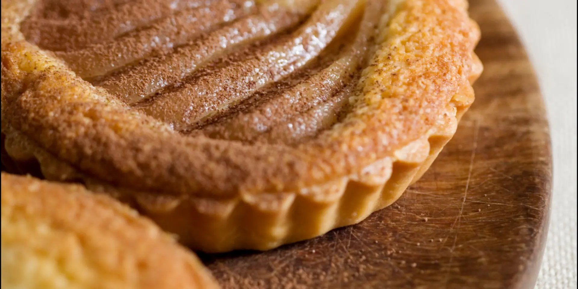 Détail d’une tartelette à la poire décorative et raffinée en Auvergne