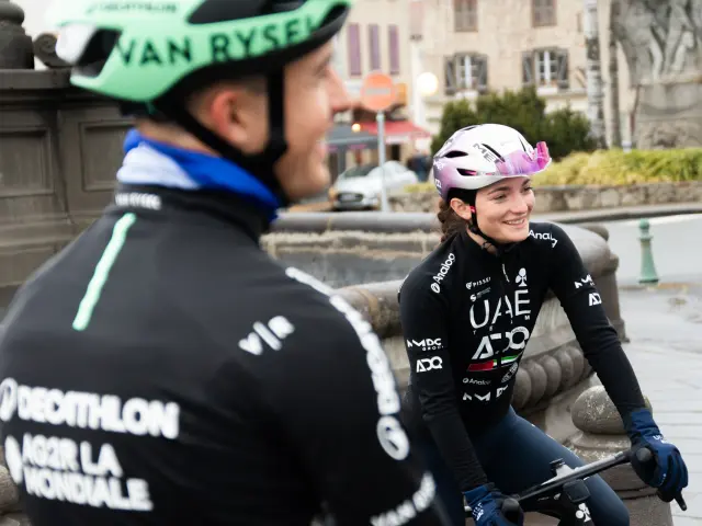 Groupe de cyclistes prêts à partir sur les routes du Livradois-Forez.