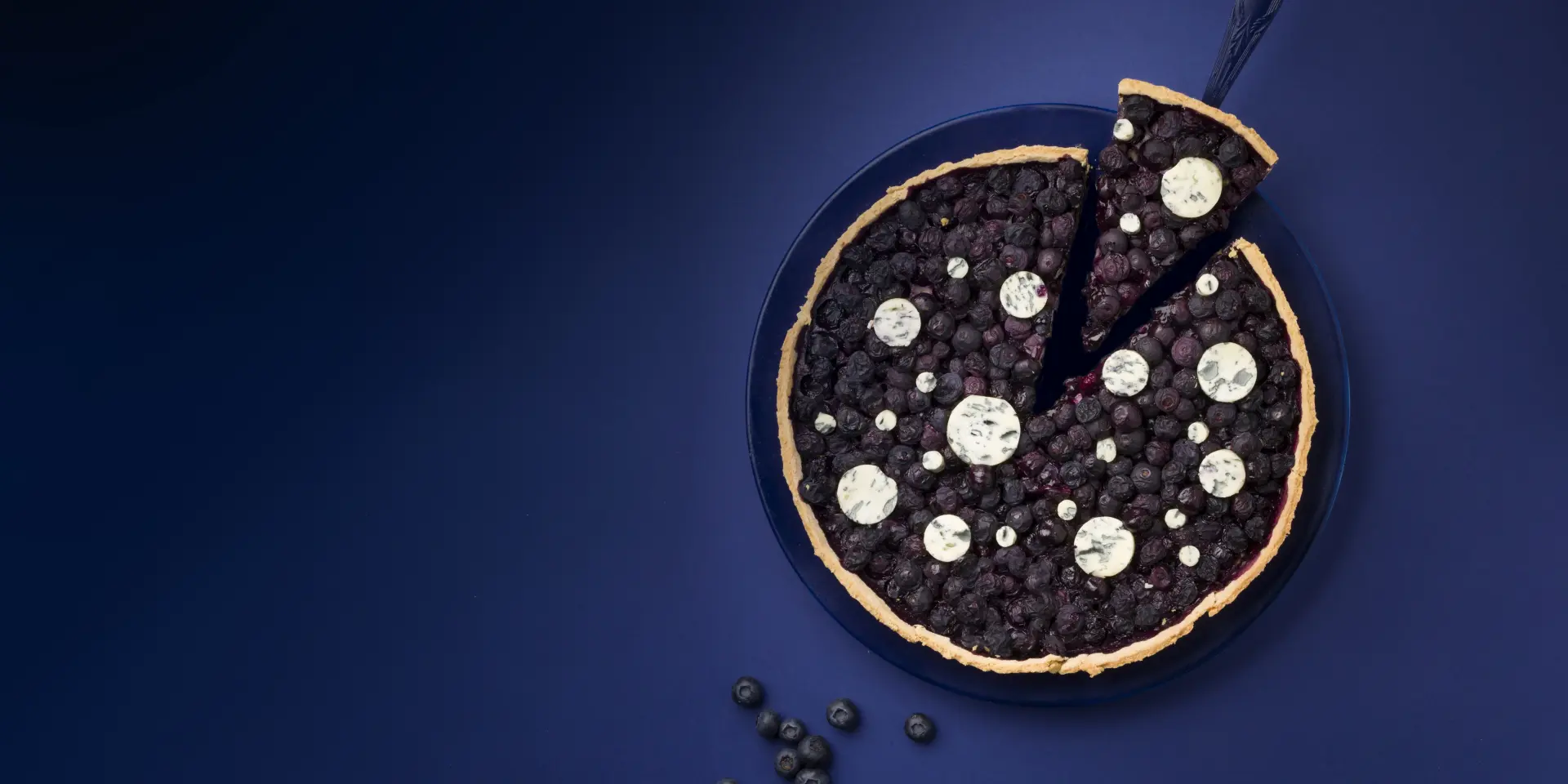 Tarte aux myrtilles et à la fourme vue du dessus, deux spécialités du Livradois-Forez.