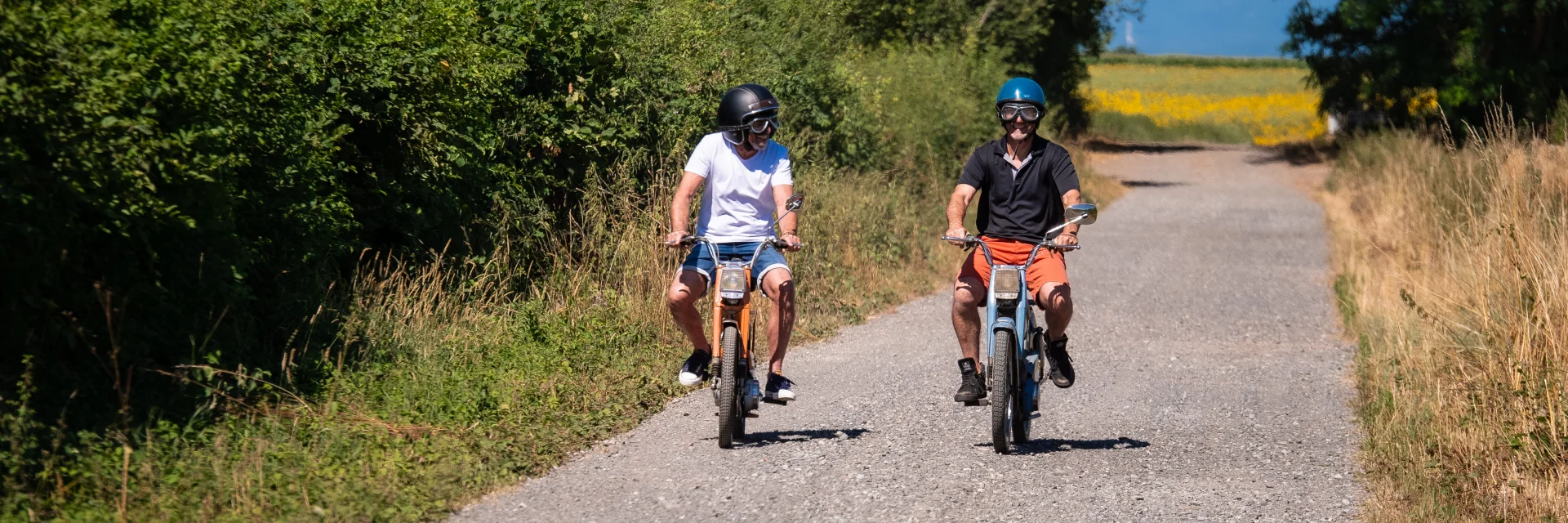 Des amis à mobylette en Auvergne