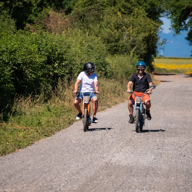 Des amis à mobylette en Auvergne