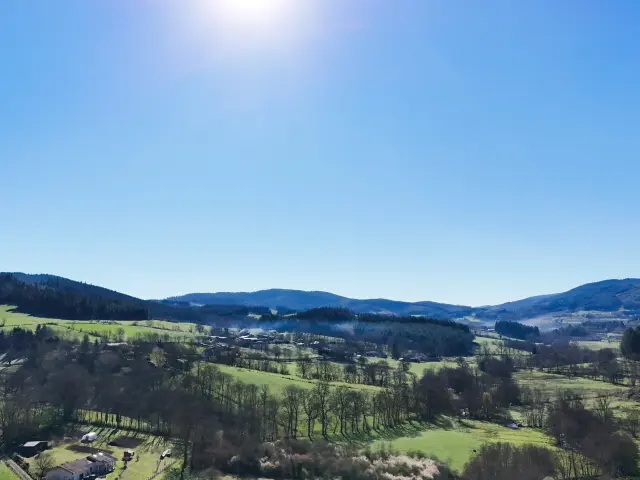 Vue panoramique des paysages du Livradois-Forez pendant la saison estivale.