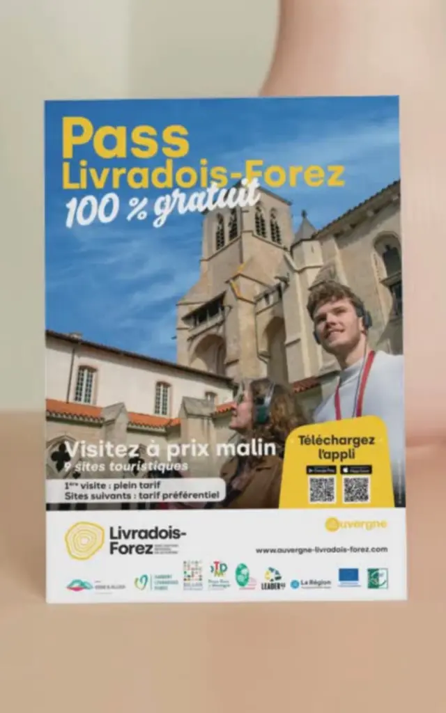 Mockup du flyer du Pass Livradois-Forez présenté sur un support de communication.